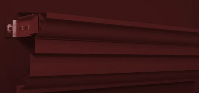 Наборный алюминиевый карниз в цвете RAL 3009, крупный план